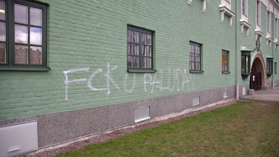 Någon har skrivit "Fck Paludan" på Vaksalaskolans fasad. 