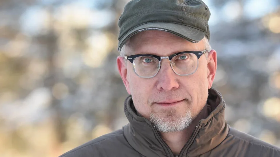 Älganfall. Niklas Lundberg, länsanvarig jaktvårdskonsulent vid Svenska Jägareförbundet förklarar varför älgar anfaller människor när det är vinter.