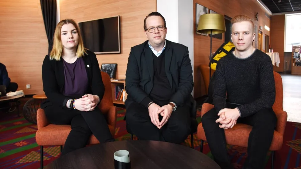 Jobb på spel. Under fredagen diskuterades framtiden för Radiotjänst i Kiruna. Emilia Töyrä (S), riksdagsledamot, Martin Linder, förbundsordförande Unionen och August Tapiojärvi, klubbordförande Unionen närvarade.
