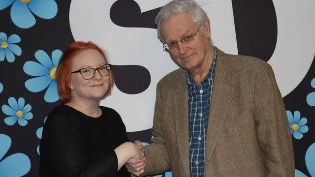 Byter parti. Elin Håkansson, ordförande för SD i Piteå, hälsar Lage Hortlund välkommen.