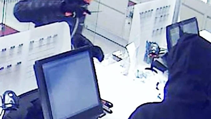 Brutalt. Bilden togs av övervakningskamerorna under rånet i maj.