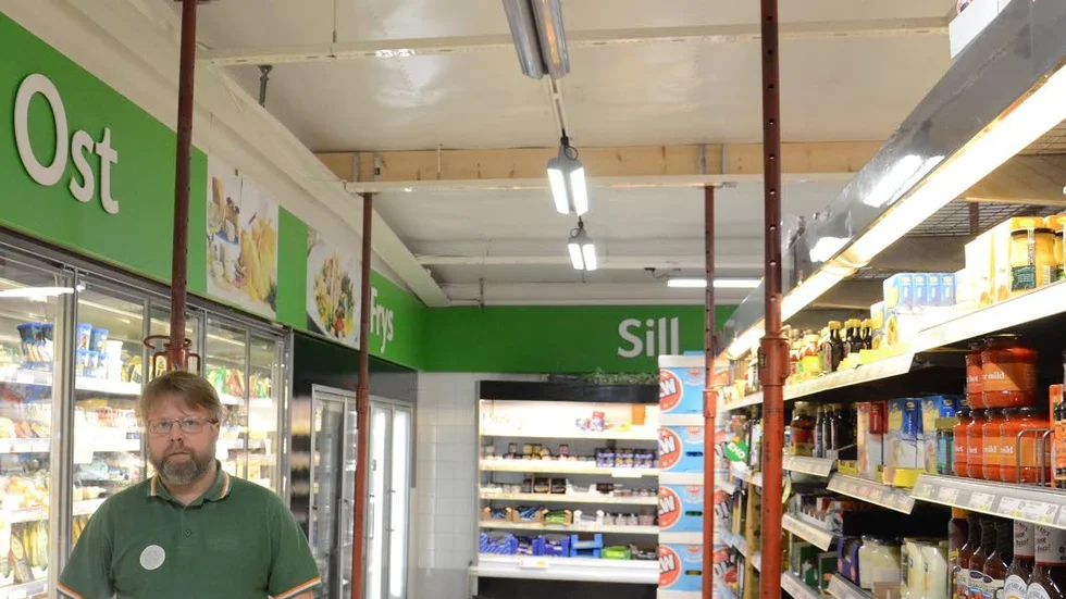 Uppstöttat. Butikschefen John Hedberg i Coop Konsums butik där taket i dag har stöd av stöttor. " Det pågår en undersökning om takproblemet och den sköter fastighetschefen."