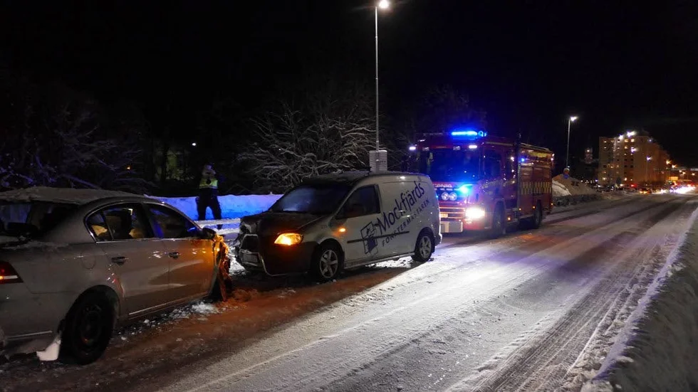 Krock på bron. En person fördes till Sunderby sjukhus efter trafikolyckan på Bergnäsbron på måndagseftermiddagen. Sjukhuset har inte lämnat någon skaderapport för personen.