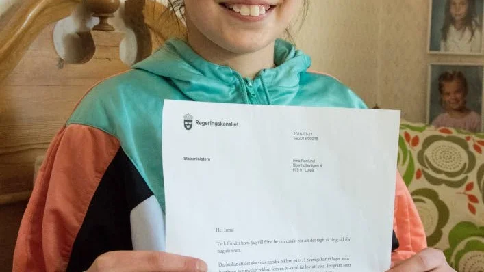 Irma Renlund, 9 år, visar stolt statsministerns svar hon fick.
