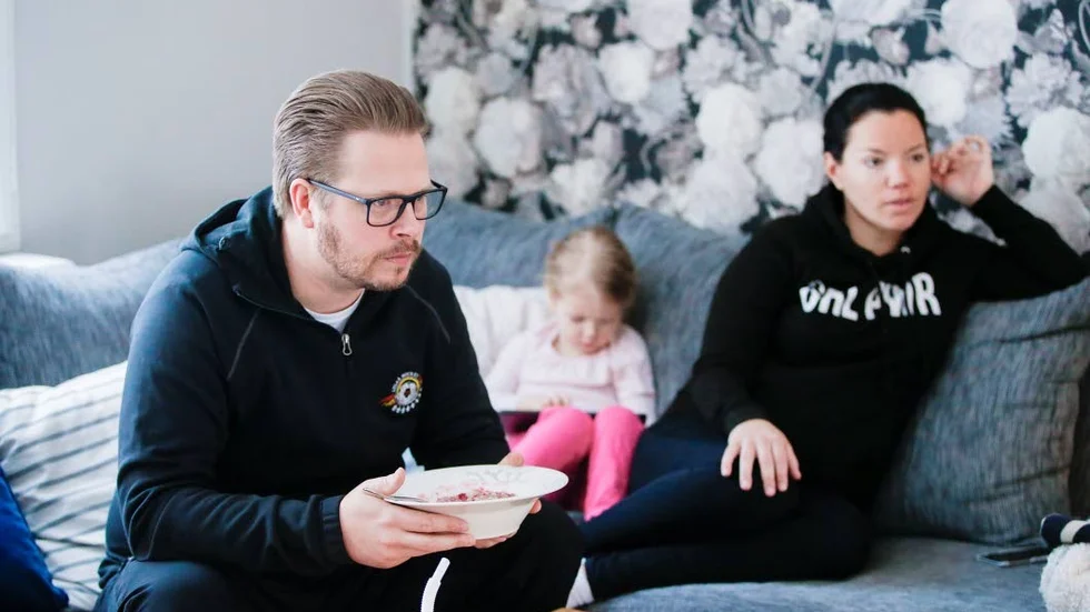 Nyttig frukost. Tränare Glader äter gröt till frukost. Även om den hinner bli kall.