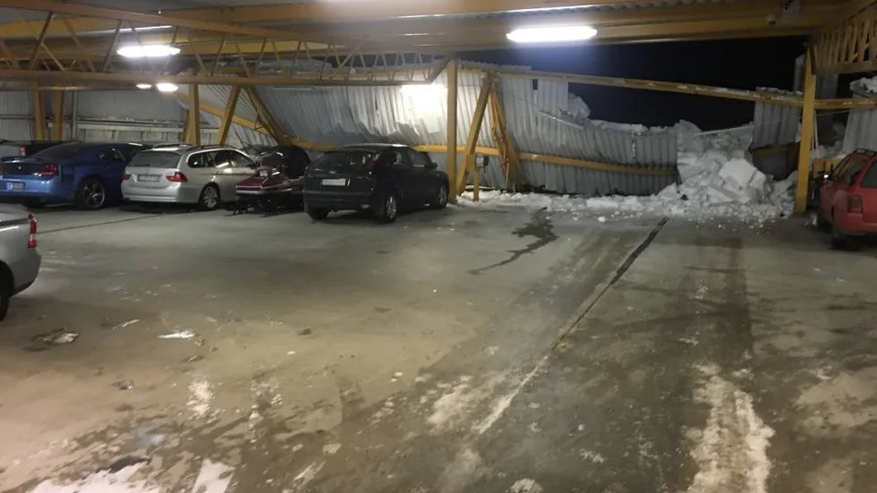 Takrasets omfattning var svårt att uppfatta med ögat. Ingen vet exakt hur många bilar har begravts under taket. Kanske så många som ett 20-tal.