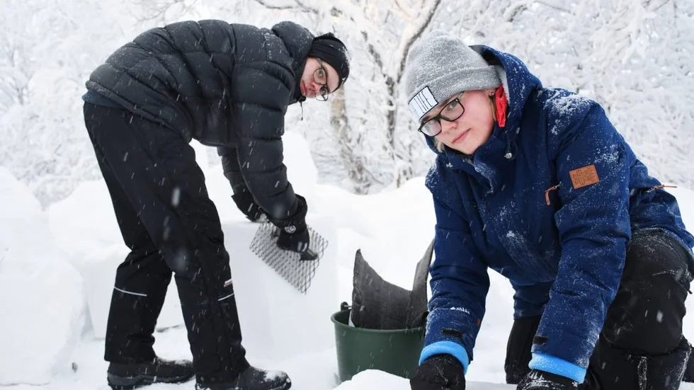 Släde. Tobias Pudas och Benjamin Kallgrund elever på Hjalmar Lundbohmsskolan arbetar på en släde dumpad i snön. "Det är ganska roligt att arbeta med snö", säger Tobias Pudas.