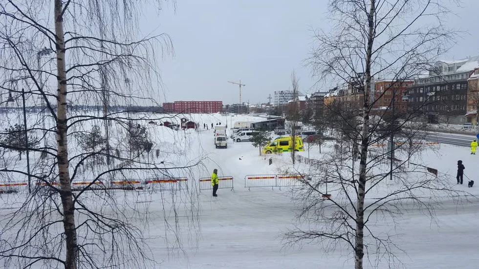 Ett 50-tal personer uppehåller sig på hamnplan i dag.