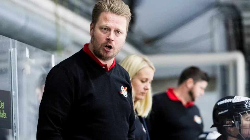 Tränarstab. Tillsammans med Fredrik Glader och Oscar Häggström utgör Malin Holmqvist Luleås tränarstab.