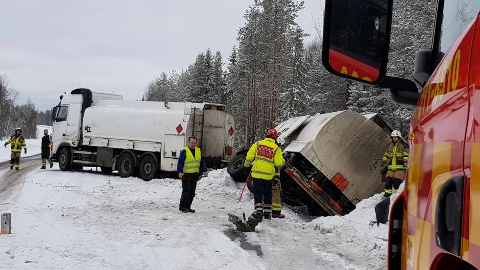 Räddningstjänsten i Överkalix arbetar med att få fram tankbilens släp.