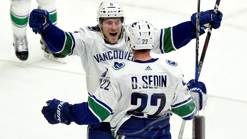 Brock Boeser och Daniel Sedin firar.