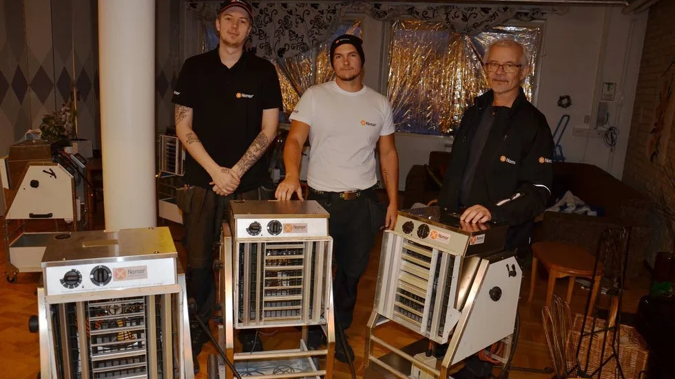 Klart för sanering. David Walterholm, Henrik Larsson och Ola Isaksson i källaren på Svedjebacka.