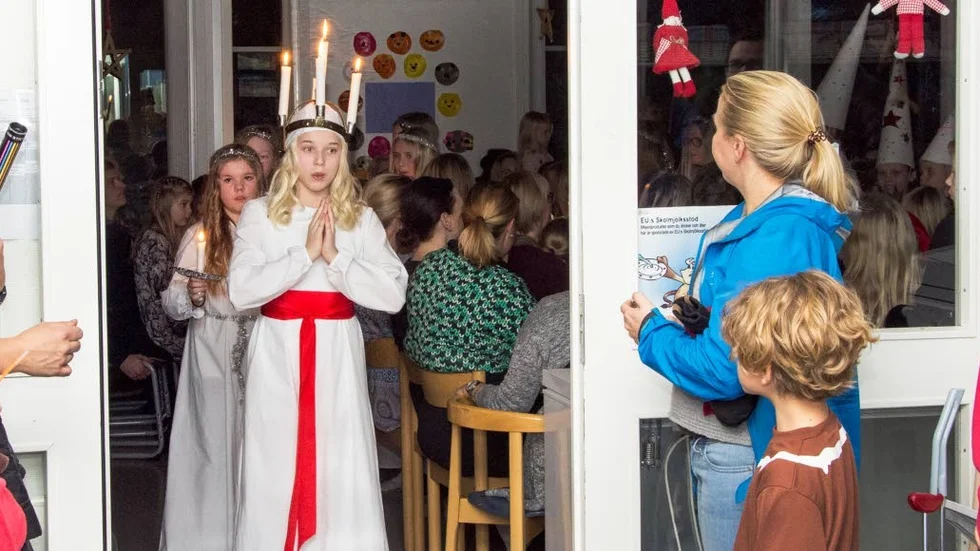 Historisk. Ebba Flemström, 11, blev Kläppenskolans sista lucia. Snart flyttar hon och de andra eleverna till Sunderbyskolan.