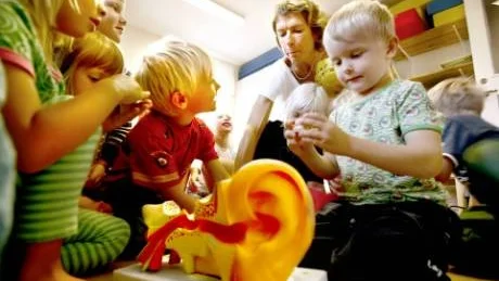 Örat och hörseln står just nu i fokus för Malva Stenlund, Oskar Winnfors, Wilhelm Forsman och de andra barnen på avdelningen Diamanten på förskolan Asken i Visby.