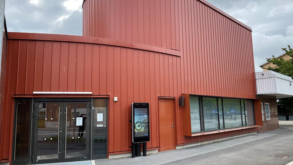 "Istället för att göra som ett vardagsrum med sköna läsfåtöljer, soffor, bord och bra belysning finns idag en gigantisk, smal, rund soffa som kamouflerar det runda hål där ett levande träd skulle ha vuxit, genom golvet och upp genom taket", skriver en biblioteksbesökare som inte är helt nöjd.