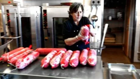 Köttfärslimpa. Birgit Melander, husmor, börjar förbereda torsdagens köttfärslimpa redan vid elvatiden på tisdagen. - Om vi ska hinna med att steka upp köttfärslimpa till 1 200 elever måste vi börja i tid, säger hon.