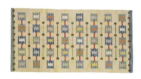 Matta, rölakan, signerad Ann-Marie Hoke, Gotlands Hemslöjd, 300 x 164 cm, med utropspriset 5-6 000 kronor säljs av Stockholms Auktionsverk.