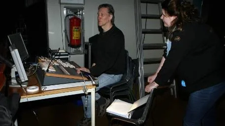 Finslipar. Sofia Ahlin Schwanbom diskuterar ljus med teknikern Ulf Grönhagen.
