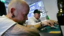 Koncentrationen var i går total vid pokerbordet i Visby. Närmast kameran sitter Peder Holmgren, medspelare är Kjell Swartling.