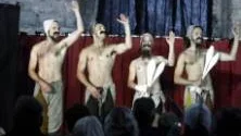 Det blir mycket barbröstad akrobatik i gycklargruppen Trix                show. Men någon story eller berättelse får man inte, skriver GT:s Veronica Lilja.