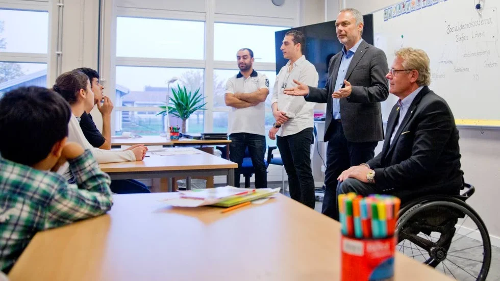 LYSSNAR. Jan Björklund och Johan Thomasson presenterar sig för eleverna.