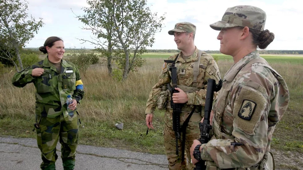 Möte. Försvarsmaktens kommunikatör Therese Fagerstedt träffade bland andra de amerikanska soldaterna Valeriy Timchenko och Katelynn Larsen på Bunge flygfält             i går eftermiddag.