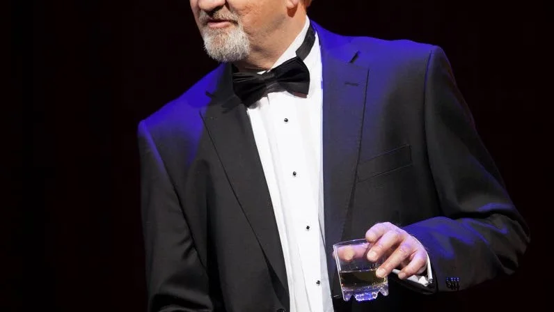 Mr Gotland. Lennart Bäck får personifiera allt från urgute till besökande fastlänning med fördomar.