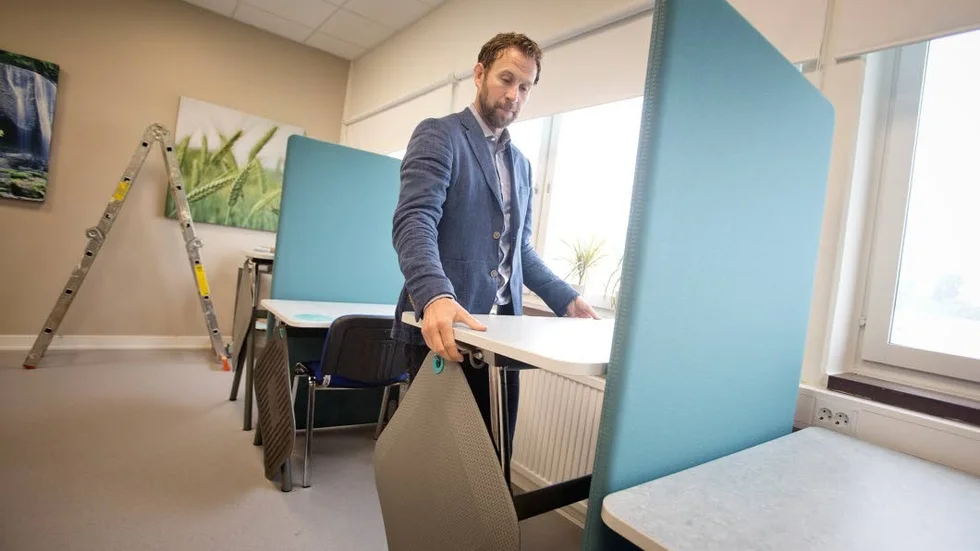 Lugn. Elever behöver ett klassrum som ger ett lugnt intryck och låg ljudnivå. I det nyrenoverade studierummet finns det skärmar och olika typer av arbetsbord för att öka koncentrationen.