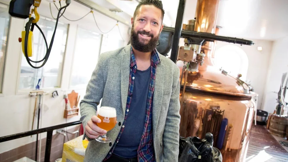 Mikael Mossvall provsmakar Easyrider Bulldog. Gotlands Bryggeris alkoholfria öl.