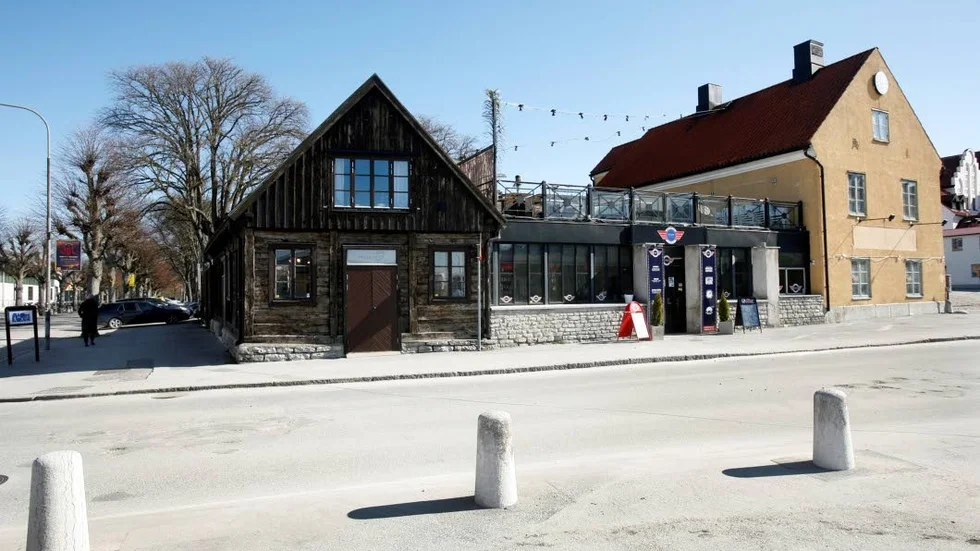 Sverigedemokraterna får lämna lokalerna på Hamnplan 5 - fastighetsägaren vill inte ha partiet i sina lokaler.
