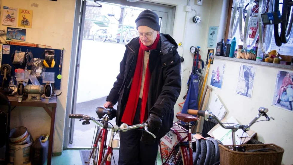 Lars Randelius lämnar in sin hustrus cykel som har punktering på bakdäcket.