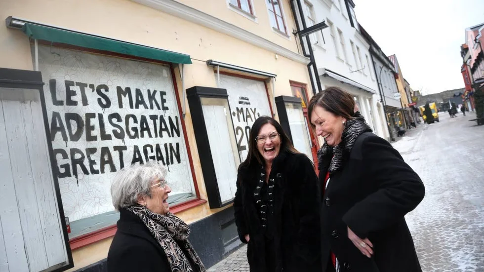 Storhetstid. Ingrid Klevemyr minns Adelsgatan full med butiker och folkliv. Hon hoppas på en ljus framtid för Carina och Charlotte Österholm som driver Systrarna Malmgrens. Bakom skyltfönstret öppnar Robin Ingelse ny krog.