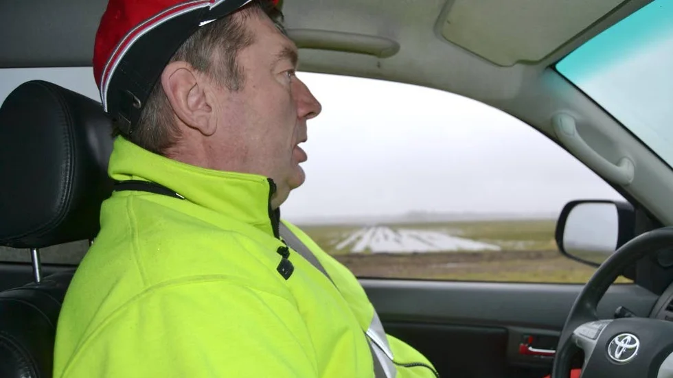 Robert Jakobsson har vaknat till regn dag ut och dag in i höst. Resultatet syns genom pickupens sidofönster.