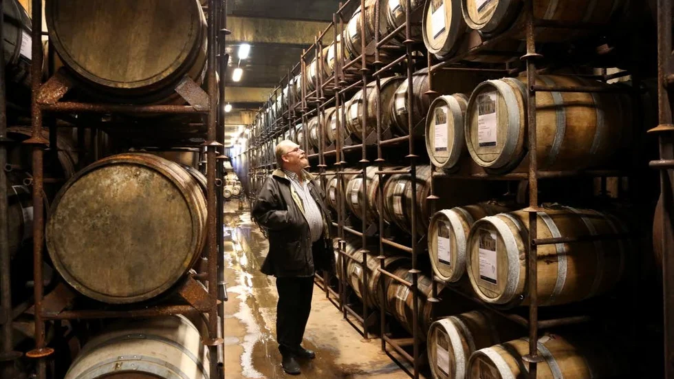Lager. Anders Stumle i whiskylagret i Roma. Gotland Whisky specialtillverkar 80 fat för försäljning till privatkunder - som kan hämta ut drycken utomlands.