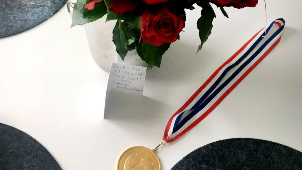 HEMMA I KÖKET. Dagen efter att Sara Steen landat hemma i Visby, var det en trött och sliten världsmästarinna som försökte samla sig. Glatt påmind i k<öket om sin bedrift och en blomsterkvast från Gotlands innebandyförbund.