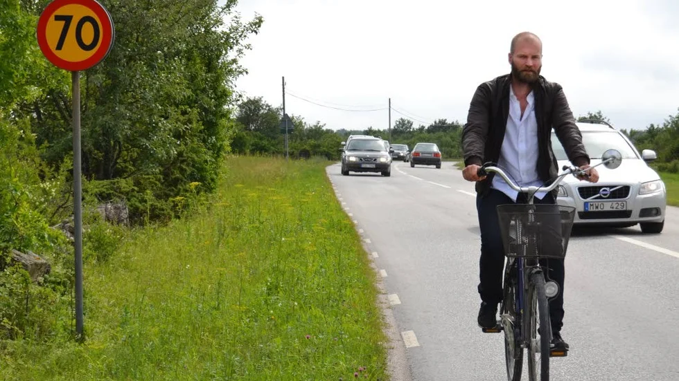 Cykelfrämjandets ordförande Lars Strömgren på tur söder om Burgsvik. Han gillar de vackra vägarna, men är kritisk mot dåliga förhållanden för cykelburna.
