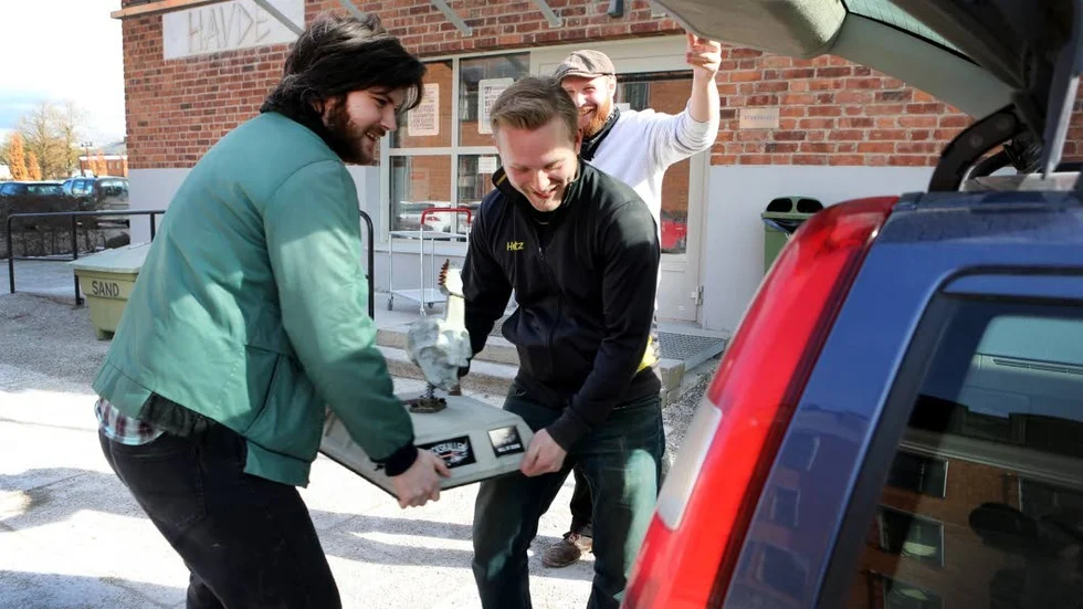 Tungt pris. Vinnarna stuvar in priset i bilen.