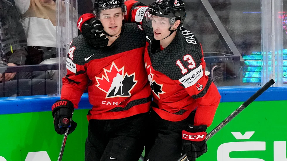 Cole Sillinger, till vänster, firar tillsammans med Matt Barzal efter ett av Kanadas mål i semifinalsegern över Tjeckien.