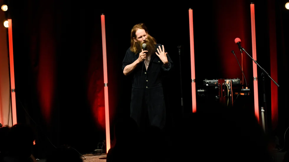 Komikern Henrik Nyblom körde sin stand up-show på Ebeneser under fredagen och var läskigt bra. Och läskig.