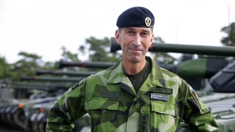 ÖB Micael Bydén framför delar av försvaret som det smäller om ibland.
