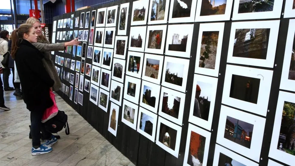 Konstutställning i Coop-gallerian. I samband med årets Världsarvsdag för barn och ungdomar på Gotland var det vernissage på två elevutställningar som visas fram till den 14 oktober.
