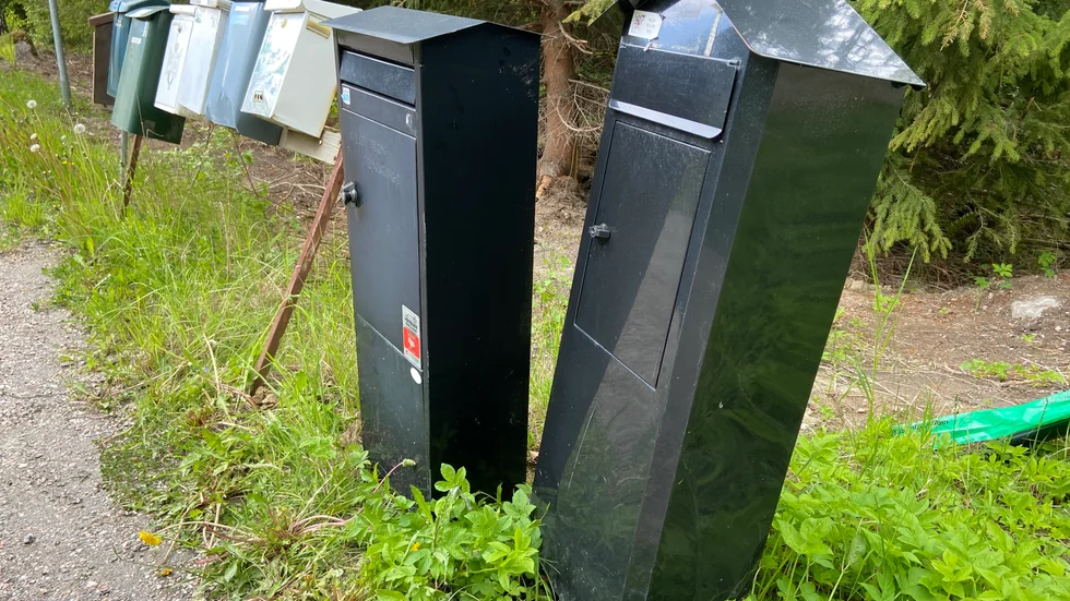 Ett antal brevlådor hamnade på sniskan när postbilen fortsatte att rulla, trots att föraren ramlat ur bilen. 