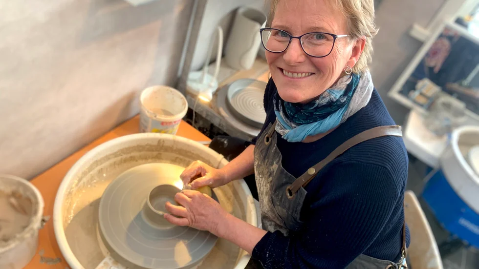 "Fördelen med att ha sin verkstad så lättillgängligt är att jag kan gå in hit så fort jag får lust eller kommer på en idé som jag vill testa", säger Jeanette.