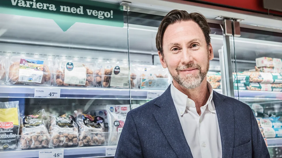 Axfood tar marknadsandelar men bolagets vd Klas Balkow räknar med ännu högre matpriser. Arkivbild.