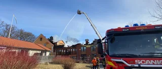 Branden i Stallarholmen flammade upp igen – stor rasrisk: "Jobbar på lugnt och metodiskt"