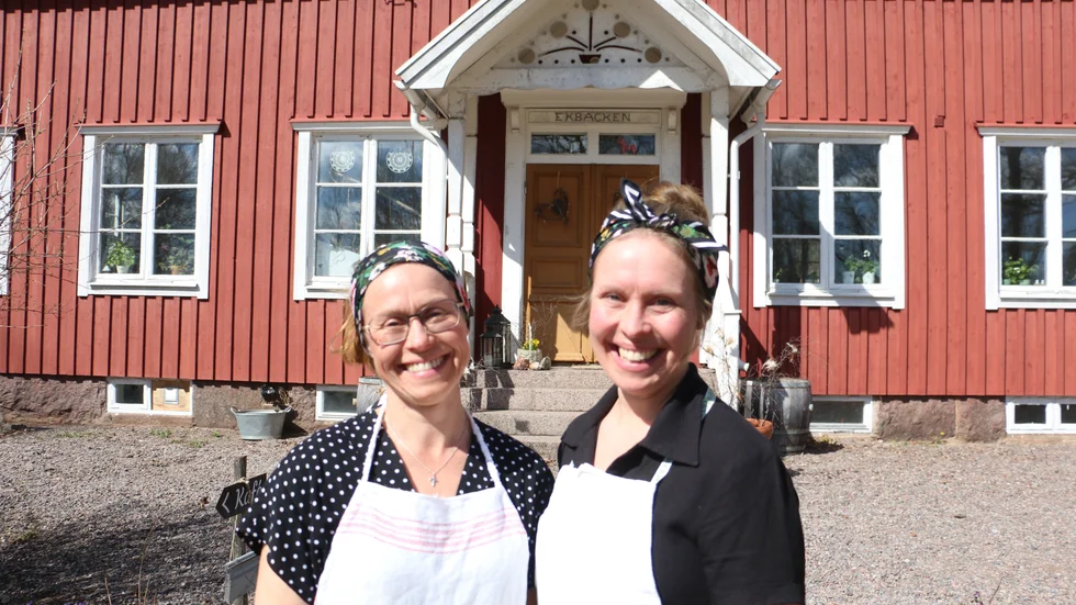 Vrånganäs gamla skola är en speciell byggnad, och caféet är inrymt i gamla slöjdsalen, berättar Erika Gustafsson och Martina Wastring.
