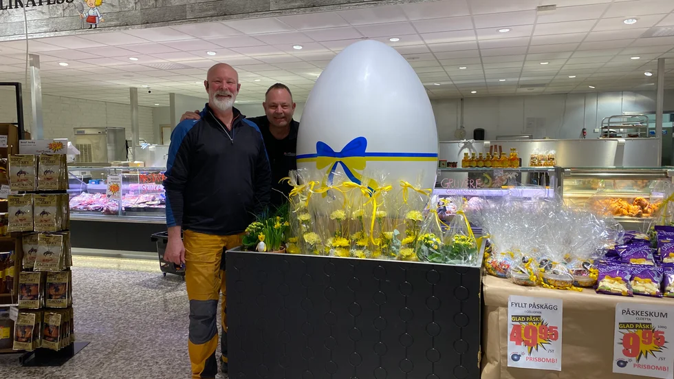 "Det känns viktigt att kunna hjälp med lite pengar till Ukraina", säger Mikael Pettersson som tillsammans med Patrik Wirlén bar ut det stora ägget i Matpiratens butik i Flen på tisdagen.