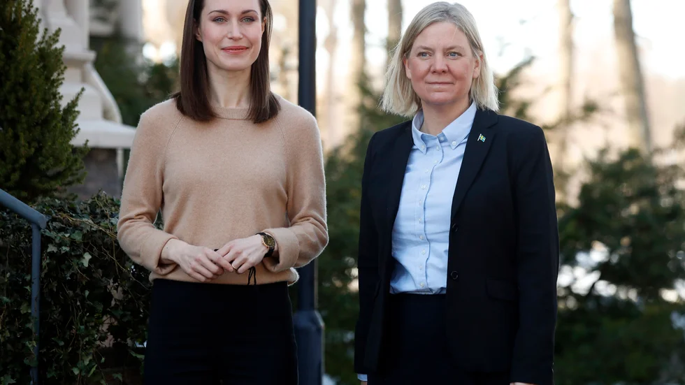 Om både Finlands statsminister Sanna Marin och Sveriges Magdalena Andersson kan svenska varför talar de då engelska, undrar Jonas Dahlgren.