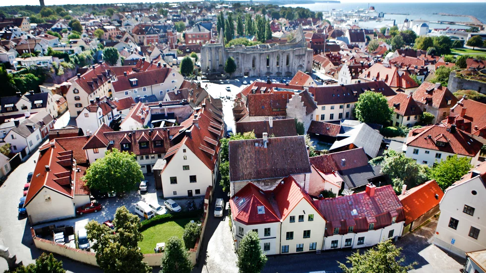 När modern avfallshantering möter medeltida gränder i Visby innerstad uppstår det problem. Nu söker regionen dispens för sex fastigheter, som av olika anledningar inte klarar av att sortera ut matavfall.