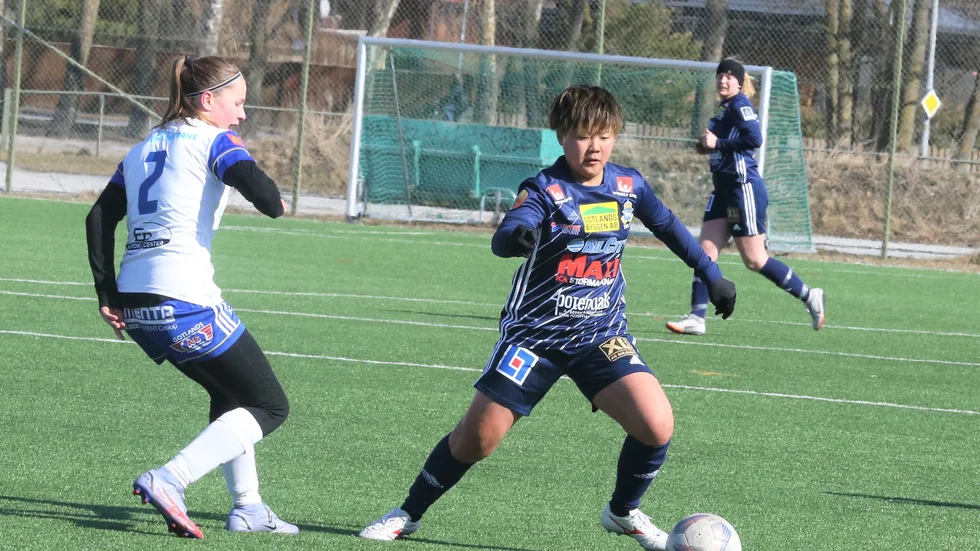 P18:s Minami Oi sköt i stolpen mot Enskede på bortaplan.